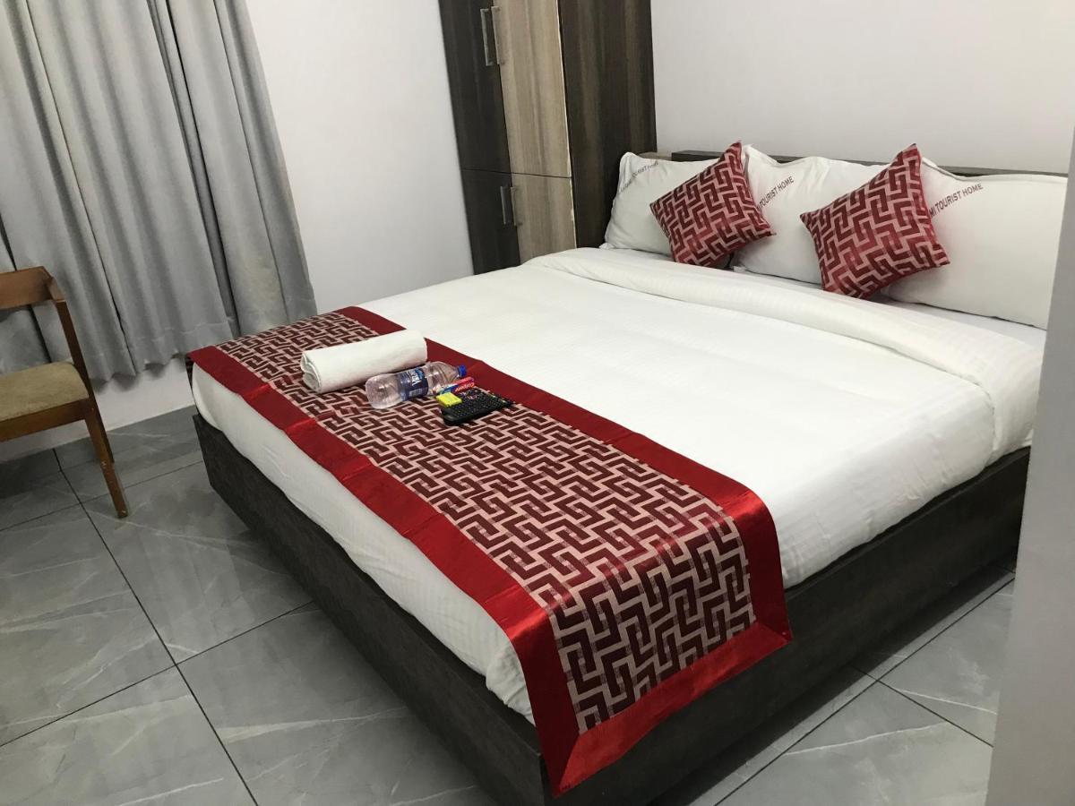 Lakshmi Tourist Home Гуруваюр Экстерьер фото