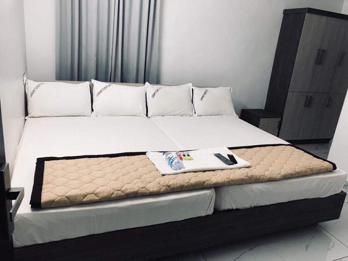 Lakshmi Tourist Home Гуруваюр Экстерьер фото