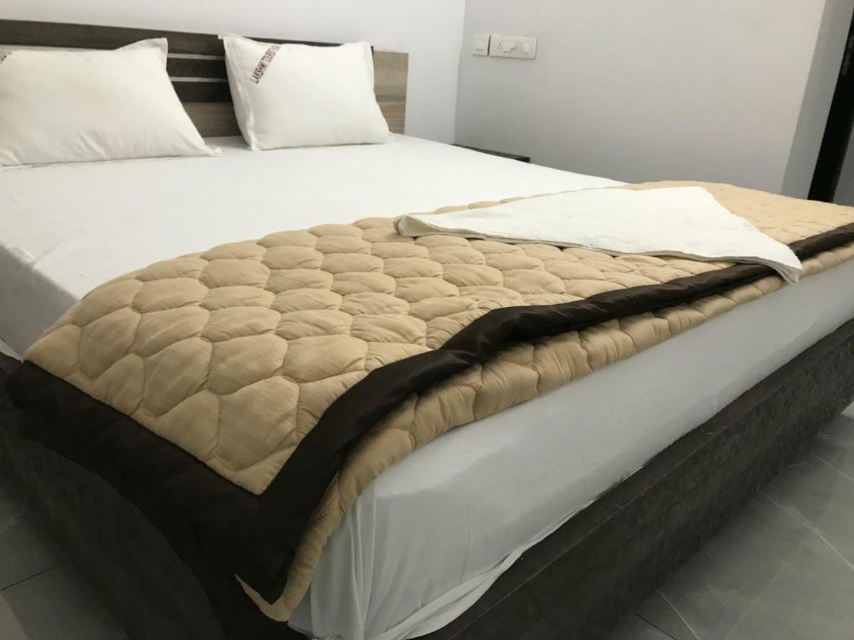 Lakshmi Tourist Home Гуруваюр Экстерьер фото
