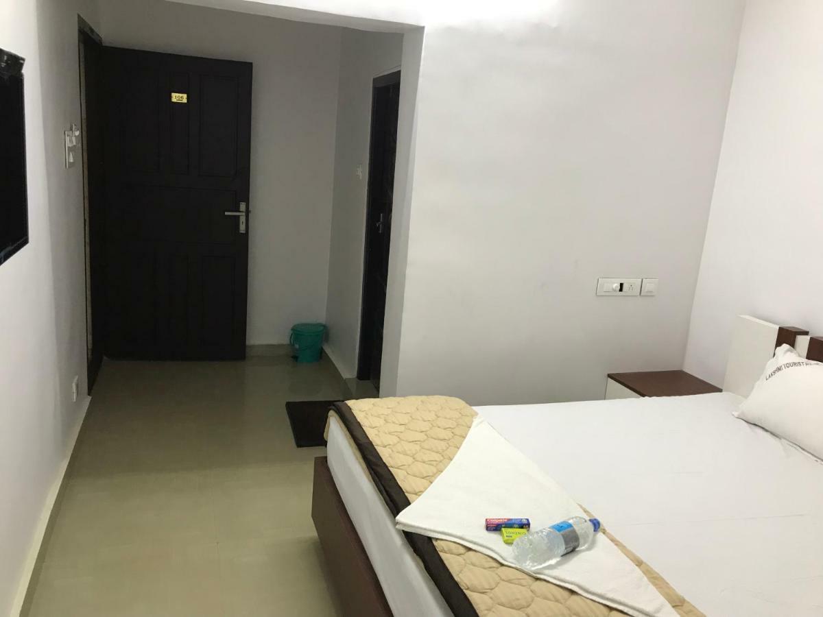 Lakshmi Tourist Home Гуруваюр Экстерьер фото